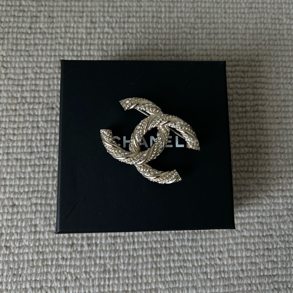 CHANEL 2014 CC Rhinestone-embellished Brooch - Picture 4 of 6